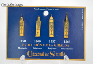 Conjunto de 4 pins com a evolução da Giralda em Sevilha