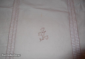 toalha de mesa em linho e renda beje