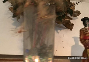 jarra transparente com arranjo floral de natal