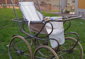 Bonito carrinho de Bebé do principio do século XX.