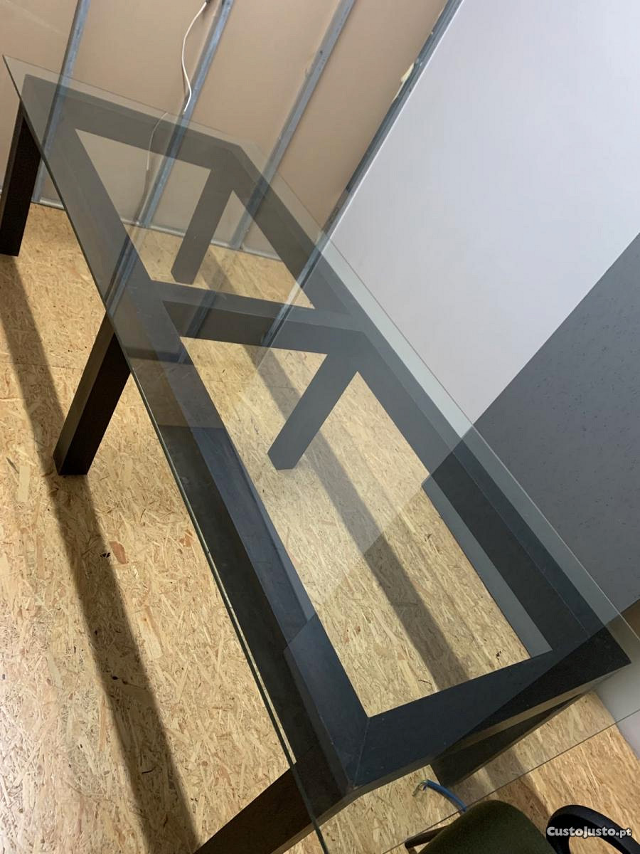 Mesa em madeira com tampo em vidro