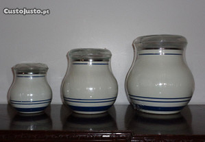 Conjunto de três potes em esmalte, cozinha