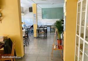 Faro- restaurante com esplanada & take away em funcionamento