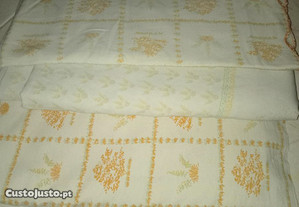 Conjunto de lencois com 1 fronhas, nao sao pares, ideal para camas de 1.40x1.90