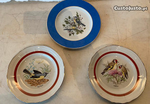 Conjunto de 3 pratos decorativos em porcelana