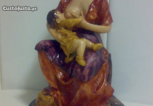 Estatueta de "Mãe Pobre" em marfinite pintada à mão