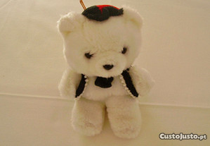 Urso de Peluche branco c/colete,laço e barrete