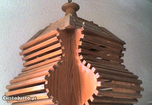 Candeeiro de tecto em madeira