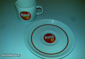 chávena de café nandi (com símbolo vermelho)