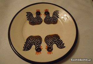 Prato decorativo em barro com motivos galinhas