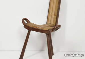 Cadeira de três pernas antiga