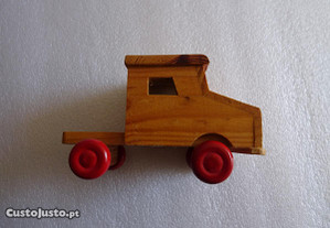 Antigo carro em madeira