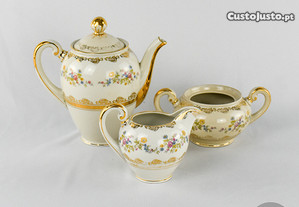 Conjunto de Bule, açucareiro e leiteira porcelana Artibus, decoração a ouro e flores
