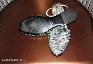 Sandálias em pele prateadas baixas da Massimo Dutti T. 37