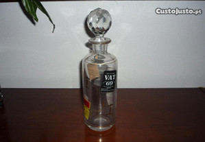 garrafa em cristal com várias marcas de whisky