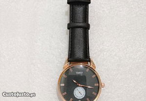 Relógio Yazole dourado com bracelete preta pele