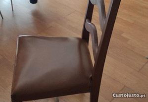 Cadeiras (4) de madeira maciça forradas a napa.
