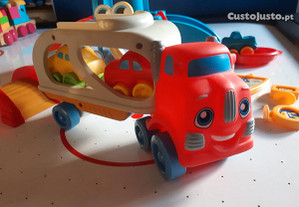 Conjunto de carrinhos de brincar com camião e rampas