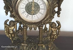 Relógio antigo de latão