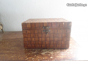 caixa grande antiga em madeira