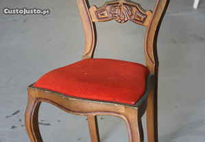 Cadeira em Madeira com Acento em Tecido