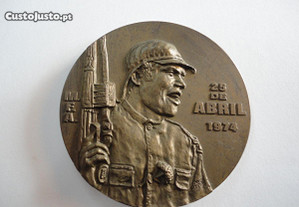 Medalha comemorativa do 25 de Abril 1974