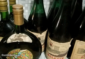 Lote 33 garrafas de vinho verde antigo