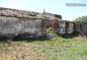 S. B. de Messines. Terrenos com casas em ruinas