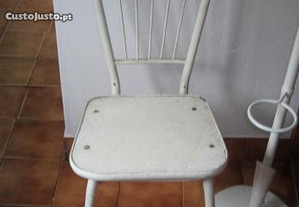 cadeira antiga em ferro
