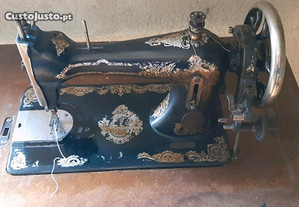 Máquina de costura antiga em bom esado.
