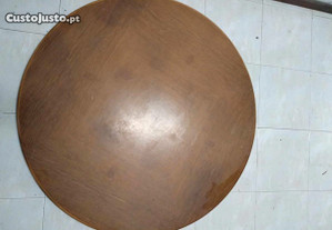Mesa redonda de madeira.