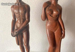 Duas estatuetas de casal esculpidas em madeira estilo Arte Deco