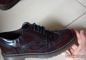 Sapatos Oxford completamente novos de couro genuíno e de origem.