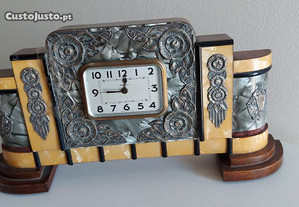 Relógio de prata e madeira