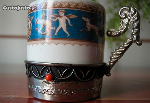Chávena de café em porcelana, com armação metálica