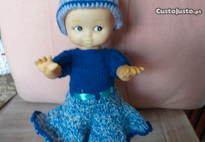 Boneca vestida a crochet