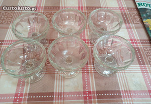 Conjunto composto por 6 taças de vidro