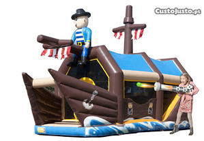 Insuflável Barco Pirata com Canhões de Bolas