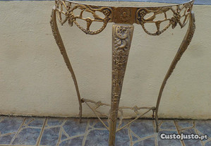 Estrutura de mesa em bronze antiga