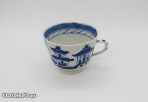 Chávena em porcelana Chinesa Fluvial e Pagodes XIX