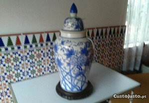 Lindo jarrão em porcelana pintado á mão
