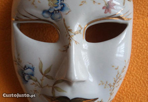 Máscara veneziana em porcelana/ Jocer Porcelanas Alcobaça