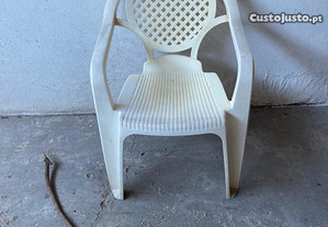cadeira branca de exterior
