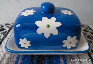 Manteigueira pintada à mão com flores azuis/branca