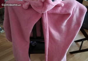 Pijama Pink Panther tamanho Médio. Fecha de alto a baixo com fecho éclair. É unisexo.