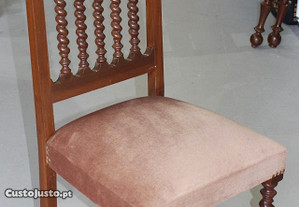 Cadeira em Madeira com Assento em Veludo
