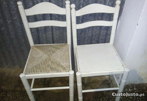 2 cadeiras brancas de madeira e corda