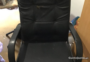 cadeira preta almofadada de gaming