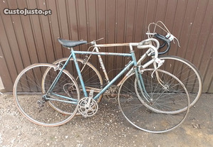 Duas bicicletas antigas de estrada roda 28