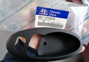 Encaixe puxador esquerdo Hyundai Coupé 82611-27000KW
